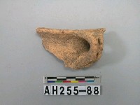 藏品(紅色粗砂帶把陶口緣殘件)的圖片